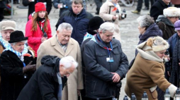 Byli więźniowie niemieckiego obozu Auschwitz składają kwiaty i znicze podczas obchodów 71. rocznicy wyzwolenia KL Auschwitz-Birkenau.  27.01.2016. Fot. PAP/A. Grygiel