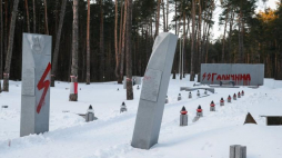 Zdewastowana polska część cmentarza ofiar NKWD w Bykowni. Fot. PAP/EPA