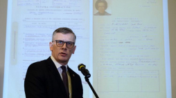 Wiceszef Kolegium IPN, dyrektor WBH Sławomir Cenckiewicz podczas konf. nt. zbioru zastrzeżonego - w tle dokument dot. oficer CIA Sue Ann Burggraf. 24.01.2017. Fot. PAP/J. Turczyk