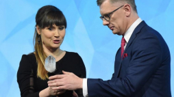 Wicenaczelna "Gazety Polskiej" Katarzyna Gójska-Hejke wręcza szefowi WBH Sławomirowi Cenckiewiczowi Nagrodę im. Grzegorza I Wielkiego. Fot. PAP/R. Pietruszka