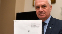 Prezydent Przemyśla Robert Choma prezentuje decyzję Służby Bezpieczeństwa Ukrainy (SBU) zakazującą mu wjazdu do tego państwa. Przemyśl, 17.01.2017. Fot. PAP/D. Delmanowicz 