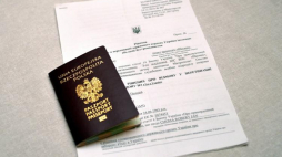 Paszport prezydenta Przemyśla Roberta Chomy i decyzja Służby Bezpieczeństwa Ukrainy (SBU) zakazującą mu wjazdu do tego państwa. Fot. PAP/D. Delmanowicz