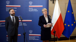 Dyrektor Biblioteki Narodowej Tomasz Makowski oraz podsekretarz stanu w MSZ Renata Szczęch podczas uroczystości przekazania kolekcji oryginalnych druków ulotnych z lat 1913-1924 do zbiorów Biblioteki Narodowej. Fot. PAP/J. Kamiński