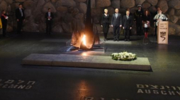 Prezydent RP Andrzej Duda oraz Agata Kornhauser-Duda w Sali Pamięci w Instytucie Yad Vashem w Jerozolimie. Fot. PAP/R. Pietruszka
