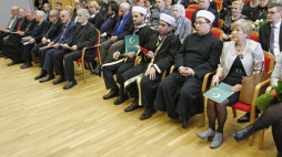 Przewodniczący Muzułmańskiej Gminy Wyznaniowej w Kruszynianach Bronisław Talkowski (2L dół) i delegat KEP ds. Dialogu Katolików i Muzułmanów bp Romuald Kamiński (3L), imam gminy muzułmańskiej w Kruszynianach Janusz Aleksandrowicz (3P), Ridvan Cevik (4P) imam z Turcji i Mirzogolib Radzhabaliev (5P) imam z Tadżykistanu podczas obchodów Ogólnopolskiego Dnia Islamu w Kościele Katolickim. Fot. PAP/A. Reszko