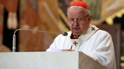 Kard. Stanisław Dziwisz podczas mszy dziękczynnej za jego posługę w Sanktuarium św. Jana Pawła II. Fot. PAP/S. Rozpędzik 