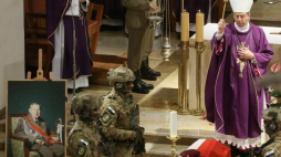 Bp Józef Guzdek przewodniczy mszy świętej w Katedrze Polowej WP w Warszawie podczas uroczystości pogrzebowych gen. Janusza Brochwicz-Lewińskiego "Gryfa". Fot. PAP/P. Supernak