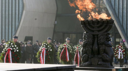 Obchody Międzynarodowego Dnia Pamięci o Ofiarach Holokaustu przy pomniku Bohaterów Getta w Warszawie. Fot. PAP/P. Supernak 