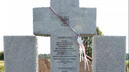 Pomnik upamiętniający ofiary rzezi w Hucie Pieniackiej na Ukrainie.  04.09.2014. Fot. PAP/D. Delmanowicz