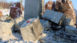 Zdewastowany pomnik w Hucie Pieniackiej na Ukrainie. Fot. PAP