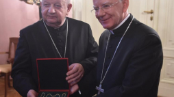 Abp Marek Jędraszewski (P) odbiera krzyż pektoralny z rąk kard. Stanisława Dziwisza. Fot. PAP/J. Bednarczyk 