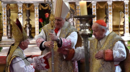 Abp Marek Jędraszewski (L) otrzymuje pastorał od nuncjusza apostolskiego w Polsce abp. Salvatore Pennacchio (C) i kard. Stanisława Dziwisza (P) podczas uroczystego ingresu w katedrze na Wawelu. Fot. PAP/J. Bednarczyk