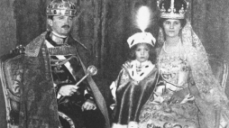 Karol IV Habsburg z koroną św. Stefana na głowie, wraz z żoną Zytą i synem Ottonem jako nowo koronowani władcy Królestwa Węgier. 1916 r. Fot. NAC