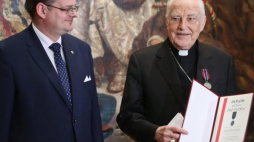 Kard. Zenon Grocholewski (P) został uhonorowany przez p.o. szefa Urzędu ds. Kombatantów Jana Józefa Kasprzyka Medalem "Pro Patria". Fot. PAP/R. Guz