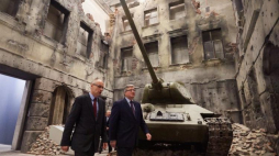 Były prezydent Bronisław Komorowski (C) w towarzystwie dyrektora Muzeum II Wojny Światowej Pawła Machcewicza zwiedza wystawę główną MIIWŚ w Gdańsku. Fot. PAP/A. Warżawa
