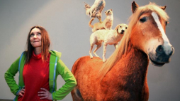 Katarzyna Kozyra przy swojej pracy "Piramida zwierząt" w warszawskiej Zachęcie. Fot. PAP/T. Gzell