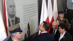 Prezydent Andrzej Duda (3P), premier Beata Szydło i prezes PiS Jarosław Kaczyński podczas uroczystości nadania Krajowej Szkole Administracji Publicznej im. prezydenta Lecha Kaczyńskiego. Fot. PAP/R. Pietruszka