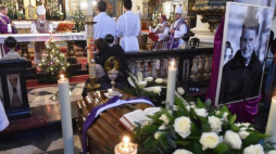 Uroczystości pogrzebowe księdza Mieczysława Malińskiego - bp Tadeusz Pieronek (2L) przewodniczy mszy św. w kościele sióstr wizytek w Krakowie. Fot. PAP/J. Bednarczyk 