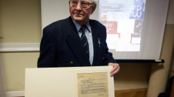 Zbigniew Ostoja-Rylski ps. Brzoza podczas przekazania dokumentów Armii Krajowej AAN. Fot. PAP/T. Gzell