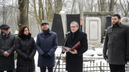 Od lewej: przewodniczący Związku Gmin Wyznaniowych Żydowskich w RP Lesław Piszewski, przewodnicząca Gminy Wyznaniowej Żydowskiej w Warszawie Anna Chipczyńska, podsekretarz stanu w Kancelarii Prezydenta RP Wojciech Kolarski i wicepremier, minister kultury Piotr Gliński podczas otwarcia wystawy rzeźb nagrobnych Abrahama Ostrzegi na cmentarzu Żydowskim przy ul. Okopowej w Warszawie. Fot. PAP/J. Kamiński 