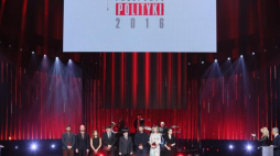 Zdjęcie grupowe laureatów nagród Paszporty Polityki 2016. Fot. PAP/L. Szymański