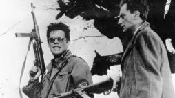 Kadr z filmu "Popiół i diament" w reż. Andrzeja Wajdy. Nz. Zbyszek Cybulski i Adam Pawlikowski. Fot. PAP/CAF 