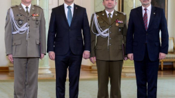 Prezydent Andrzej Duda (2L), nowo powołany szef Sztabu Generalnego WP gen. broni Leszek Surawski (2P), były szef SGWP gen. Mieczysław Gocuł (L) i minister obrony narodowej Antoni Macierewicz (P). Fot. PAP/M. Obara
