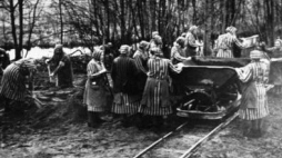 Niemiecki obóz koncentracyjny Ravensbrueck. Fot. Bundesarchiv. Źródło: Wikimedia Commons