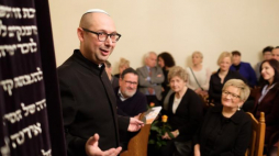 Laureat nagrody im. ks. Romana Indrzejczyka ksiądz Jerzy Stranz. Fot. PAP/J. Kaczmarczyk