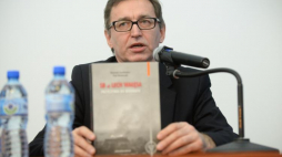 Prezes Instytutu Pamięci Narodowej Jarosław Szarek podczas konferencji prasowej ws. opinii biegłych na temat dokumentów teczki personalnej i teczki pracy TW "Bolek". Fot. PAP/J. Turczyk