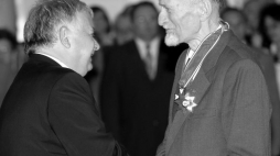 Bohdan Szucki odbiera z rąk prezydenta Lecha Kaczyńskiego Krzyż Komandorski z Gwiazdą Orderu Odrodzenia Polski. 01.09.2006. Fot. PAP/A. Rybczyński 