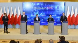 Premier Beata Szydło (2P), wicepremier, minister nauki i szkolnictwa wyższego Jarosław Gowin (2L), minister edukacji narodowej Anna Zalewska (C), minister sportu i turystyki Witold Bańka (P) i rzecznik rządu Rafał Bochenek (L). Fot. PAP/R. Pietruszka