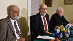 Pełnomocnicy Lecha Wałęsy: Krzysztof Bachmiński (L), Jan Widacki (C) i Andrzej Patela. Fot. PAP/J. Bednarczyk 