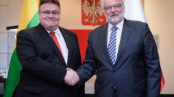 Ministrowie spraw zagranicznych Polski - Witold Waszczykowski (P) i Litwy - Linas Antanas Linkevicius przed spotkaniem w MSZ w Warszawie. Fot. PAP/J. Turczyk