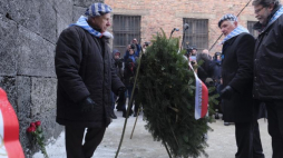 Byli więźniowie składają kwiaty i zapalają znicze pod Ścianą Śmierci, przy bloku 11 byłego obozu Auschwitz I, w trakcie obchodów 72. rocznicy wyzwolenia niemieckiego obozu zagłady KL Auschwitz-Birkenau. Fot. PAP/A. Grygiel