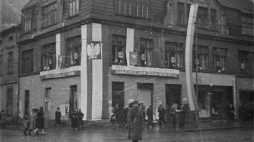 Wybory do Sejmu Ustawodawczego. Łódź, 1947.01.19. Nz. hasła Bloku Demokratycznego na ul. Piotrkowskiej. Fot. PAP/CAF/S. Urbanowicz 