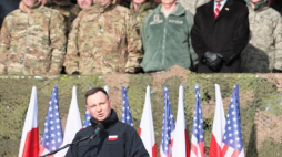 Prezydent Andrzej Duda (C) podczas inauguracji polsko-amerykańskich szkoleń wojskowych na poligonie w Żaganiu. Fot. PAP/L. Muszyński