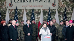 Uroczystość przywitania wojsk amerykańskich w Żaganiu z udziałem m.in. premier Beaty Szydło (C), ministra obrony narodowej Antoniego Macierewicza i ambasadora USA w Polsce Paula Jonesa (4L). Żagań, 14.01.2017. Fot. PAP/L. Muszyński