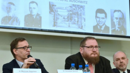 Kraków, 30.01.2017. Prezes IPN Jarosław Szarek (L), dyrektor Muzeum Auschwitz Piotr Cywiński (C), prok. Waldemar Szwiec (P) podczas prezentacji bazy danych "Załoga SS KL Auschwitz". Fot. PAP/J. Bednarczyk