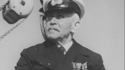 Gen. Mariusz Zaruski - kapitan harcerskiego szkunera "Zawisza Czarny" na pokładzie statku. Lata 30. Fot. NAC