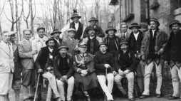 Grupa ratowników TOPR - widoczni m.in. prezes honorowy TOPR gen. Mariusz Zaruski (siedzi w środku), Andrzej Wawrytko-Krzeptowski (x), kierownik TOPR Józef Oppenheim (stoi 6. z lewej w 1. rzędzie). Zakopane, lata 1930-34. Fot. NAC