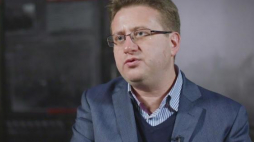 M. Zdziarski: celem reportażu o Auschwitz było również pokazanie, jak byli więźniowie radzą sobie z traumą. Źródło: Serwis wideo PAP