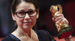 Węgierska reżyserka Ildiko Enyedi zdobywcą Złotego Niedźwiedzia podczas gali finałowej 67. MFF Berlinale. Fot. PAP/EPA