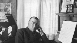Karol Szymanowski przy pianinie w swojej pracowni. Fot. NAC