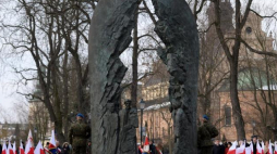 Uroczystości przed pomnikiem Armii Krajowej w Kielcach - obchody 75. rocznicy przemianowania Związku Walki Zbrojnej na Armię Krajową. Fot. PAP/P. Polak 
