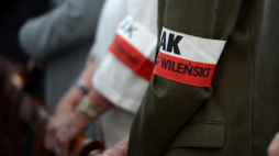 Opaska wileńskiej Armii Krajowej. Fot. PAP/J. Turczyk