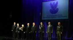 Szef UdSKiOR Jan Kasprzyk (L) oraz uhonorowani medalami Pro Patria – od lewej: Bogusław Nizieński, Teresa Heda-Snopkiewicz, Adam Komorowski, Marek Franczak, gen. bryg. Robert Głąb, dr Przemysław Wywiał, hm. Wiesław Turzański. Fot. PAP/T. Gzell