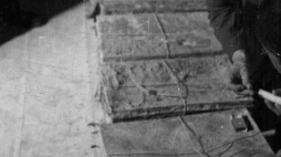 Archiwum Ringelbluma, zbiór dokumentów zgromadzony przez konspiracyjny ośrodek dokumentacji w getcie warszawskim – na zdjęciu materiały wydobyte w 1946 r. spod gruzów przy ul. Nowolipki 68. Fot. PAP/CAF/W. Forbert