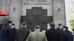 Uroczystości przed tablicą upamiętniającą zamordowanych na terenie więzienia w latach 1945-1956 na budynku aresztu śledczego przy ul. Rakowieckiej w Warszawie. Fot. PAP/R. Pietruszka