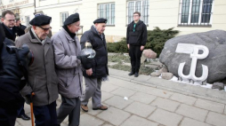 Inauguracja akcji "Światełko dla Armii Krajowej" przy tablicy upamiętniającej Akcję pod Arsenałem przy ul. Długiej w Warszawie. Fot. PAP/T. Gzell